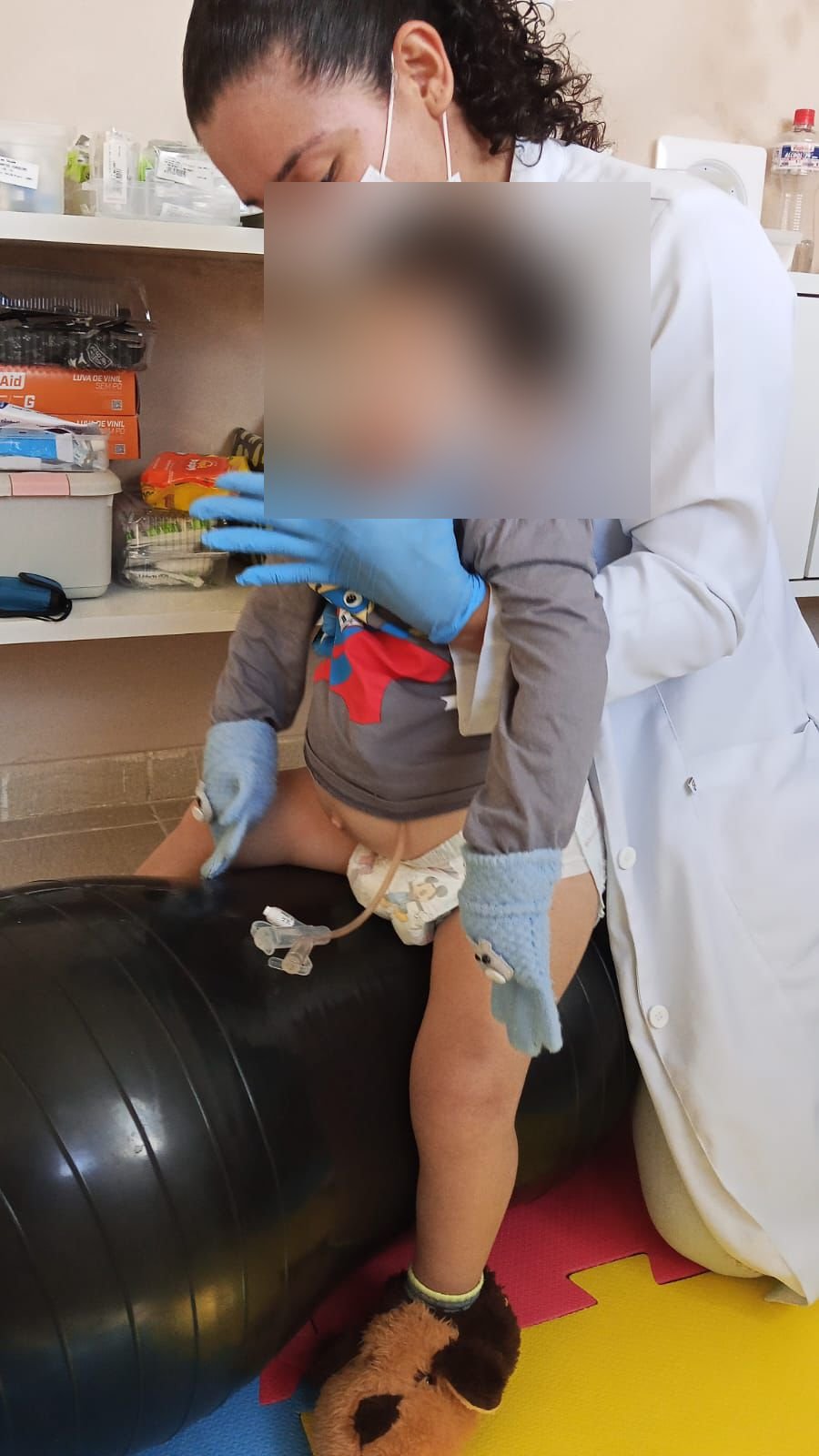 Profissional da Cuidare em atendimento domiciliar, apoiando o paciente
